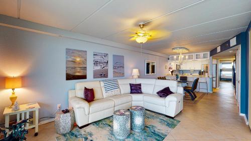 MT501 Beautiful Newly Remodeled Condo with Gulf Views, Beach Boardwalk and Communal Pool Hot Tub in Mustang Beach, USA