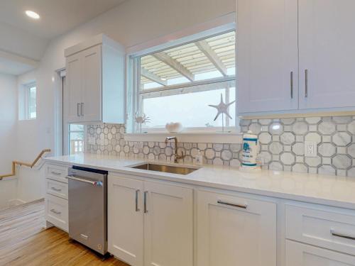 Southern Cross in Dorado Dunes Newly Built Home, Walk to Beach, Private Pool, Golf Cart Entire Stay in Port Aransas, USA