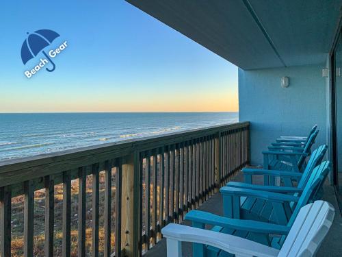 MT803 Beautiful Newly Remodeled Condo with Gulf Views, Beach Boardwalk and Communal Pool Hot Tub in Mustang Beach, USA