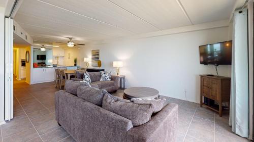 MT803 Beautiful Newly Remodeled Condo with Gulf Views, Beach Boardwalk and Communal Pool Hot Tub in Mustang Beach, USA