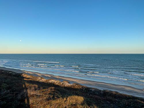 MT803 Beautiful Newly Remodeled Condo with Gulf Views, Beach Boardwalk and Communal Pool Hot Tub in Mustang Beach, USA