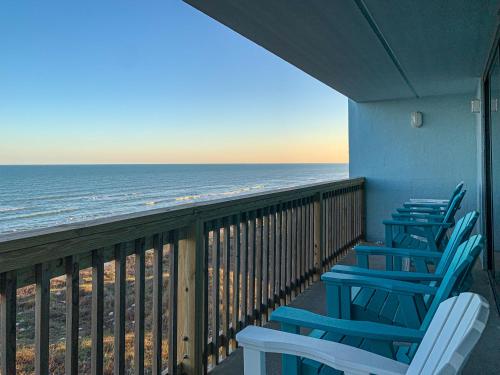 MT803 Beautiful Newly Remodeled Condo with Gulf Views, Beach Boardwalk and Communal Pool Hot Tub in Mustang Beach, USA