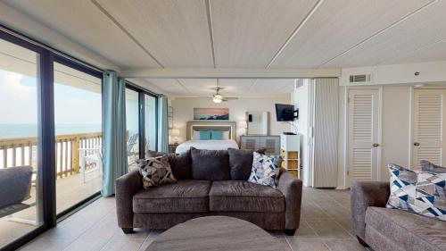 MT803 Beautiful Newly Remodeled Condo with Gulf Views, Beach Boardwalk and Communal Pool Hot Tub in Mustang Beach, USA