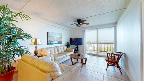 MT303 Beautiful Newly Remodeled Condo with Gulf Views, Beach Boardwalk and Communal Pool Hot Tub in Mustang Beach, USA