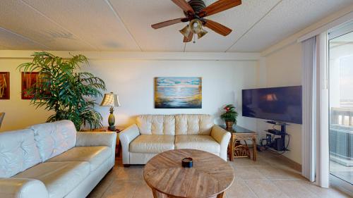 MT303 Beautiful Newly Remodeled Condo with Gulf Views, Beach Boardwalk and Communal Pool Hot Tub in Mustang Beach, USA