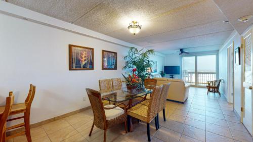 MT303 Beautiful Newly Remodeled Condo with Gulf Views, Beach Boardwalk and Communal Pool Hot Tub in Mustang Beach, USA