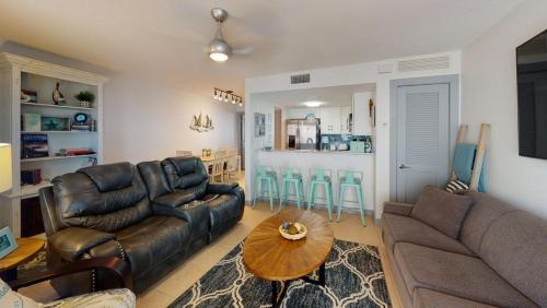 EC103 Newly Remodeled Ground Floor Condo, Boardwalk to Beach, Shared Pool and Grill in Port Aransas, USA