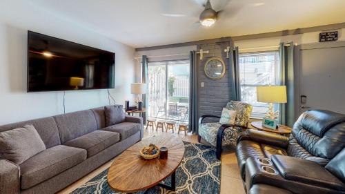 EC103 Newly Remodeled Ground Floor Condo, Boardwalk to Beach, Shared Pool and Grill in Port Aransas, USA
