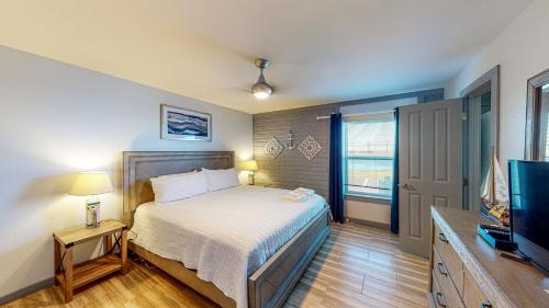 EC103 Newly Remodeled Ground Floor Condo, Boardwalk to Beach, Shared Pool and Grill in Port Aransas, USA