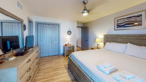 EC103 Newly Remodeled Ground Floor Condo, Boardwalk to Beach, Shared Pool and Grill in Port Aransas, USA