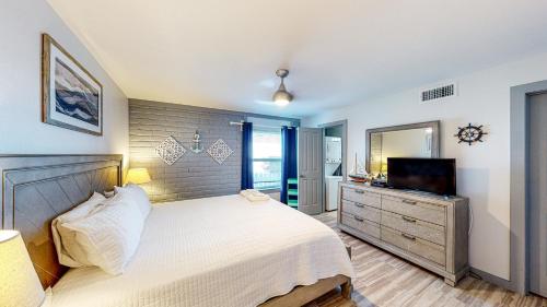 EC103 Newly Remodeled Ground Floor Condo, Boardwalk to Beach, Shared Pool and Grill in Port Aransas, USA