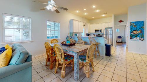 FD115 Spacious Home in Royal Sands, Shared Pool & Hot Tub, Golf Cart Included, Beach Boardwalk in Port Aransas, USA