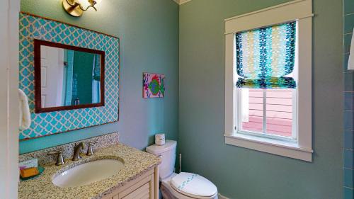 FD185 Unique Home with Custom Features and Built-Ins, Steps Away From Shared Pool, Boardwalk to Beach in Port Aransas, USA