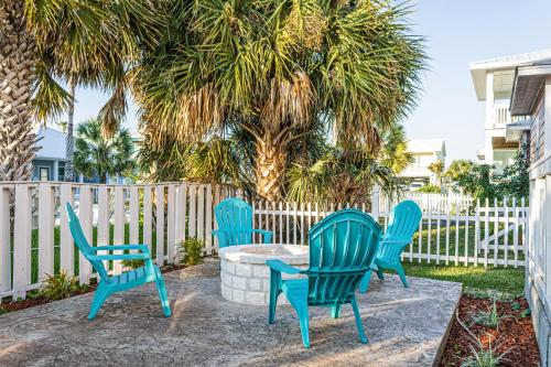 FD185 Unique Home with Custom Features and Built-Ins, Steps Away From Shared Pool, Boardwalk to Beach in Port Aransas, USA