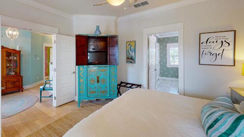 FD185 Unique Home with Custom Features and Built-Ins, Steps Away From Shared Pool, Boardwalk to Beach in Port Aransas, USA