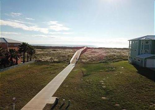 FD191 Spacious Home, 2 Shared Pools, Boardwalk, 3rd Level Eagles Nest and Golf Cart House in Port Aransas, USA