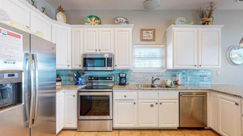 FD191 Spacious Home, 2 Shared Pools, Boardwalk, 3rd Level Eagles Nest and Golf Cart House in Port Aransas, USA