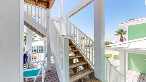 FD191 Spacious Home, 2 Shared Pools, Boardwalk, 3rd Level Eagles Nest and Golf Cart House in Port Aransas, USA