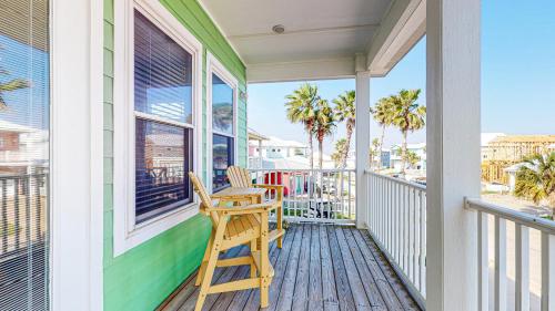 FD191 Spacious Home, 2 Shared Pools, Boardwalk, 3rd Level Eagles Nest and Golf Cart House in Port Aransas, USA