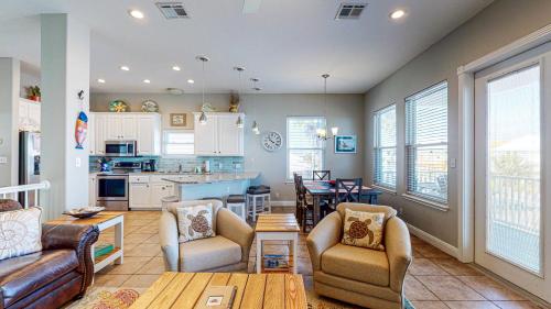 FD191 Spacious Home, 2 Shared Pools, Boardwalk, 3rd Level Eagles Nest and Golf Cart House in Port Aransas, USA