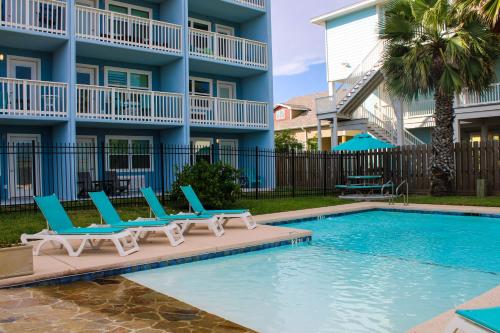 SB141 Efficiency Condo in Town, Near Beach, Shared Pool & Hot Tub