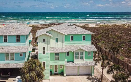 GUW101 Elegant 6BR Beachfront Home with a Private Pool, Boardwalk, Unobstructed Gulf Views in Port Aransas, USA