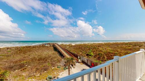GUW101 Elegant 6BR Beachfront Home with a Private Pool, Boardwalk, Unobstructed Gulf Views in Port Aransas, USA
