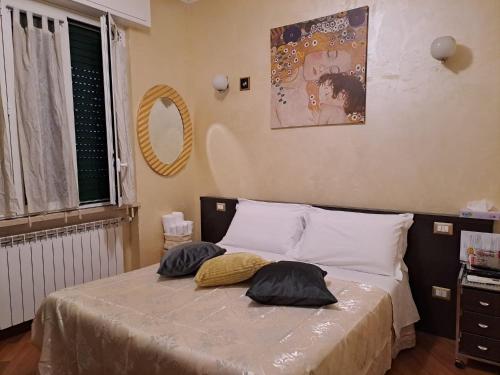 1 queen bed, 2 twin beds