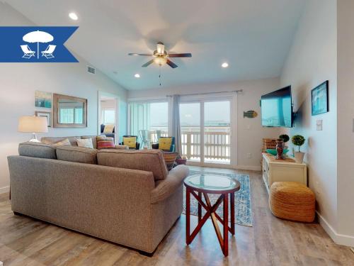 AH-E218 Newly Remodeled Second Floor Condo, Pet Friendly, Shared Pool Hot Tub