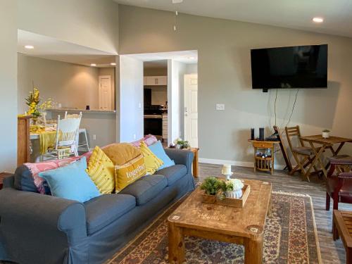 AH-F220 Cozy Newly Remodeled Second Floor Condo, Pet Friendly, Shared Pool Hot Tub in Port Aransas, USA
