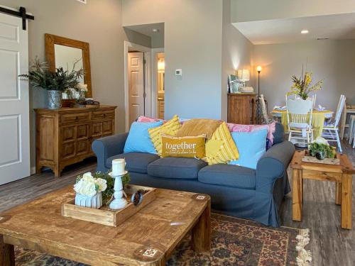 AH-F220 Cozy Newly Remodeled Second Floor Condo, Pet Friendly, Shared Pool Hot Tub in Port Aransas, USA