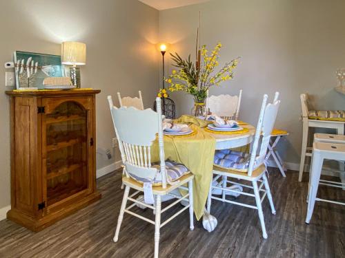AH-F220 Cozy Newly Remodeled Second Floor Condo, Pet Friendly, Shared Pool Hot Tub in Port Aransas, USA