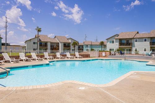 AH-F220 Cozy Newly Remodeled Second Floor Condo, Pet Friendly, Shared Pool Hot Tub in Port Aransas, USA