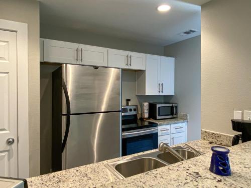 AH-F220 Cozy Newly Remodeled Second Floor Condo, Pet Friendly, Shared Pool Hot Tub in Port Aransas, USA