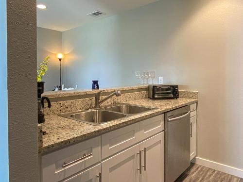 AH-F220 Cozy Newly Remodeled Second Floor Condo, Pet Friendly, Shared Pool Hot Tub in Port Aransas, USA