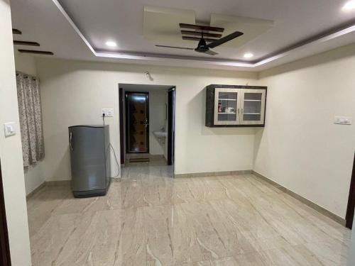 Furnished 3 BHK in Prime Location Near Arilova - 3rd Floor