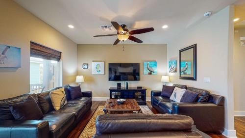 RA-10 Beautiful Townhome with Community Pool