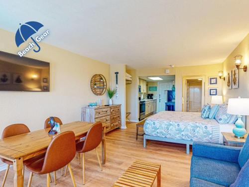 SB132 Efficiency Condo in Town, Near Beach, Shared Pool & Hot Tub