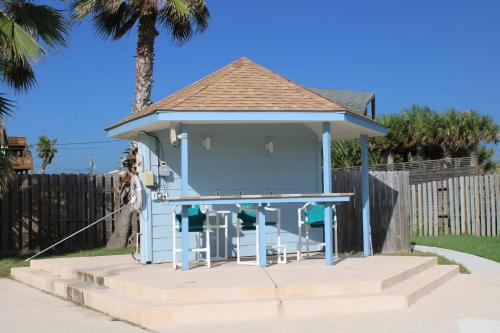 SB134 Efficiency Condo in Town, Near Beach, Shared Pool & Hot Tub