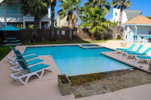 SB134 Efficiency Condo in Town, Near Beach, Shared Pool & Hot Tub