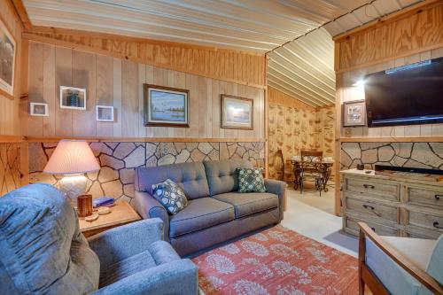 . Stargaze, Hike and Kayak Cabin Near Copper Breaks!