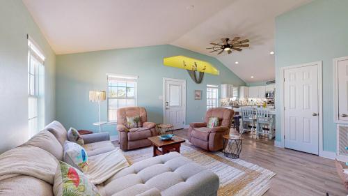 PC625 Remodeled Home, Close to Beach with Parking for Boat and Golf Cart Included