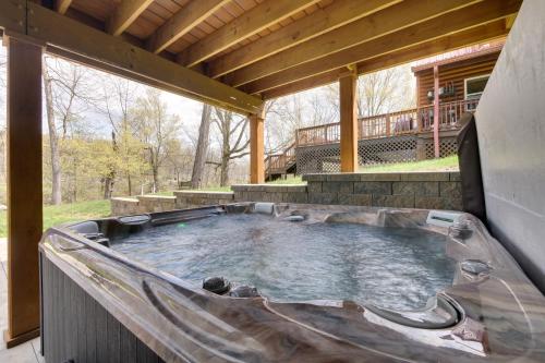Waterfront Home on Lake Milton Dock, Hot Tub in Newton Falls