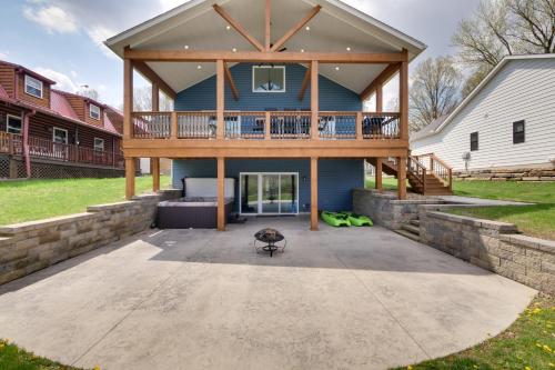 Waterfront Home on Lake Milton Dock, Hot Tub in Newton Falls