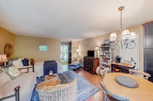 . Apple Valley Treetop Villa