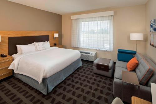 Guestroom, TownePlace Suites Foley at OWA in Foley (AL)