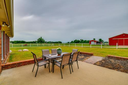 Pet-Friendly Waxahachie Vacation Home with Backyard! in Waxahachie, USA