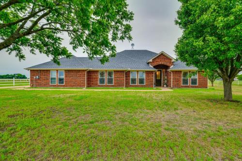 Pet-Friendly Waxahachie Vacation Home with Backyard!