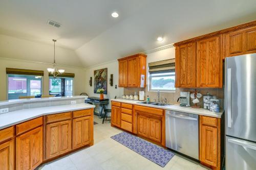 Pet-Friendly Waxahachie Vacation Home with Backyard! in Waxahachie, USA