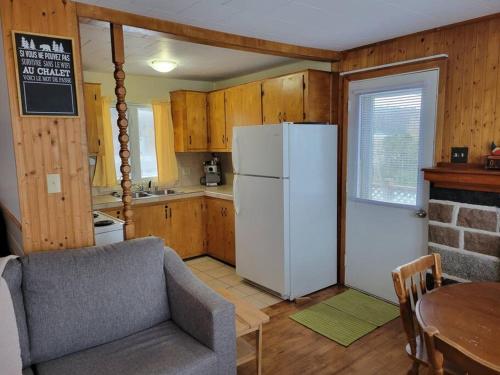 Konyha, Le petit chalet de pierres in Sainte-Luce (QC)